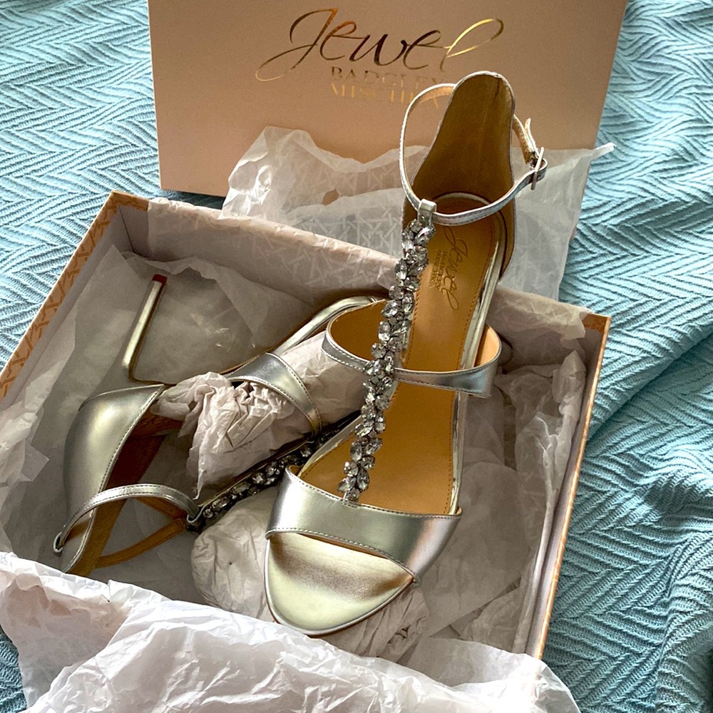 Jewel Badgley Mischka 4" silver heels